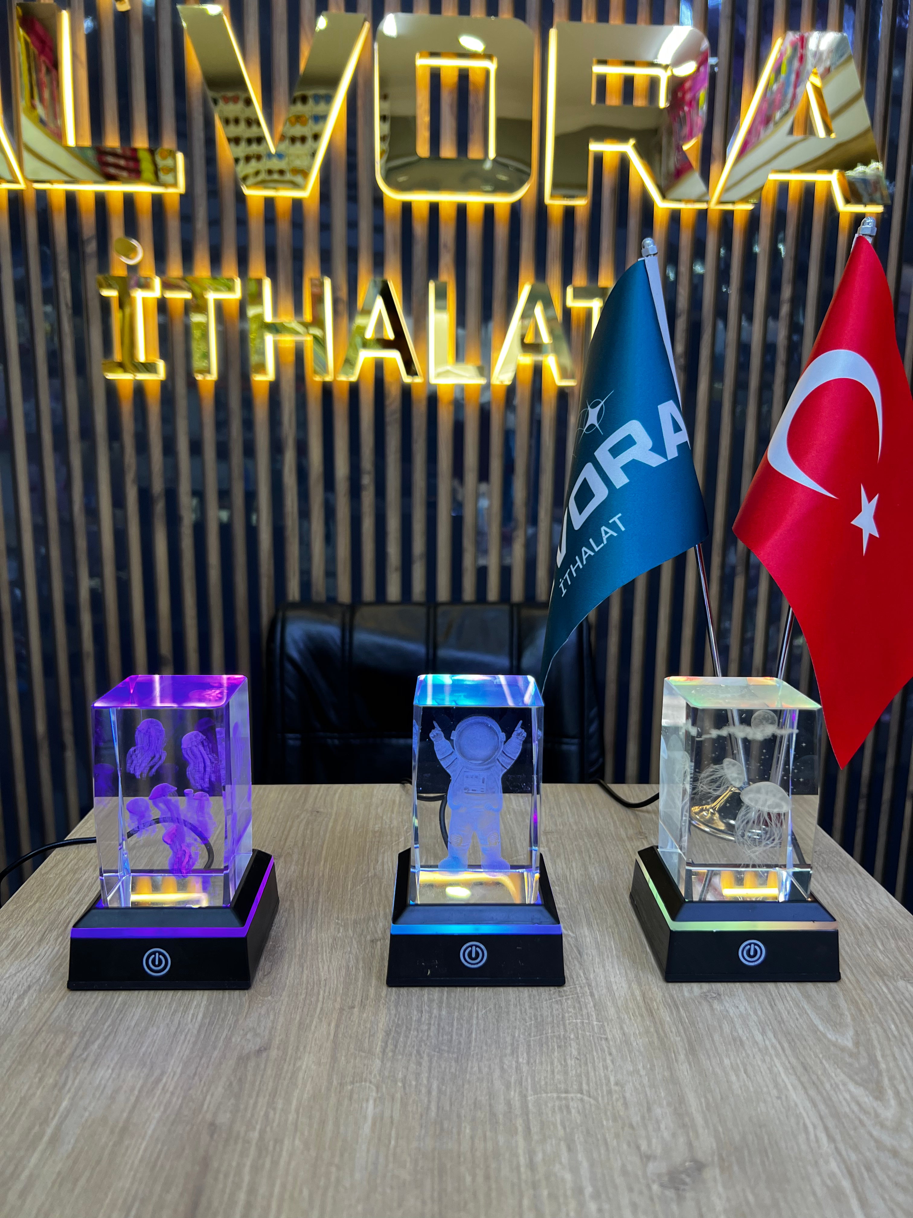 KRİSTAL KARE FİGÜRLÜ KÜRE IŞIKLI *36 ALV - 084